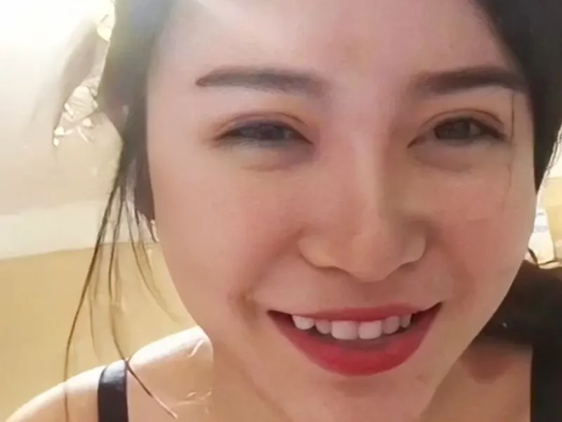 Dì cháu lâu lâu mới gặp nhau đi ăn mà cháu bắt mút cò ăn chuối